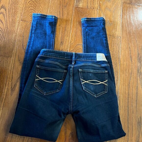 Abercrombie & Fitch mid rise size 25 lightly distressed jeans - Picture 6 of 6